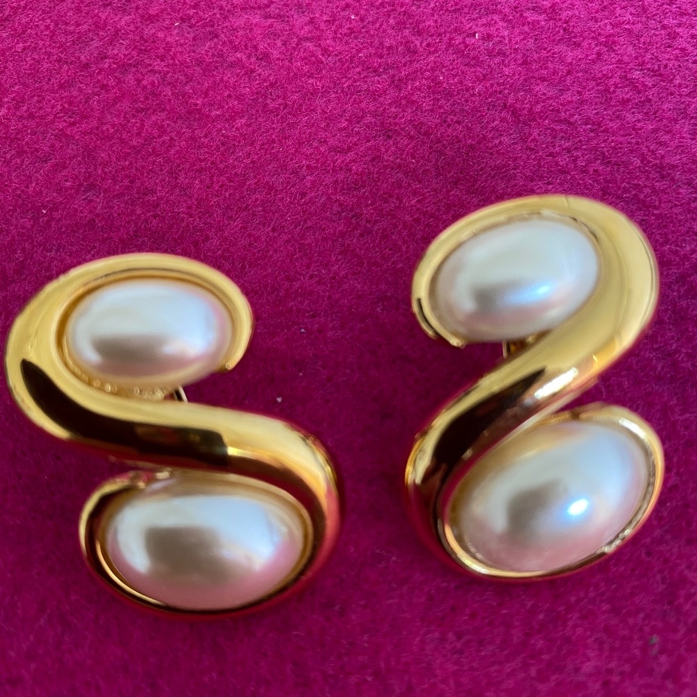 NAPIER VINTAGE PEARL AND GOLD CLIP ON EARRINGS